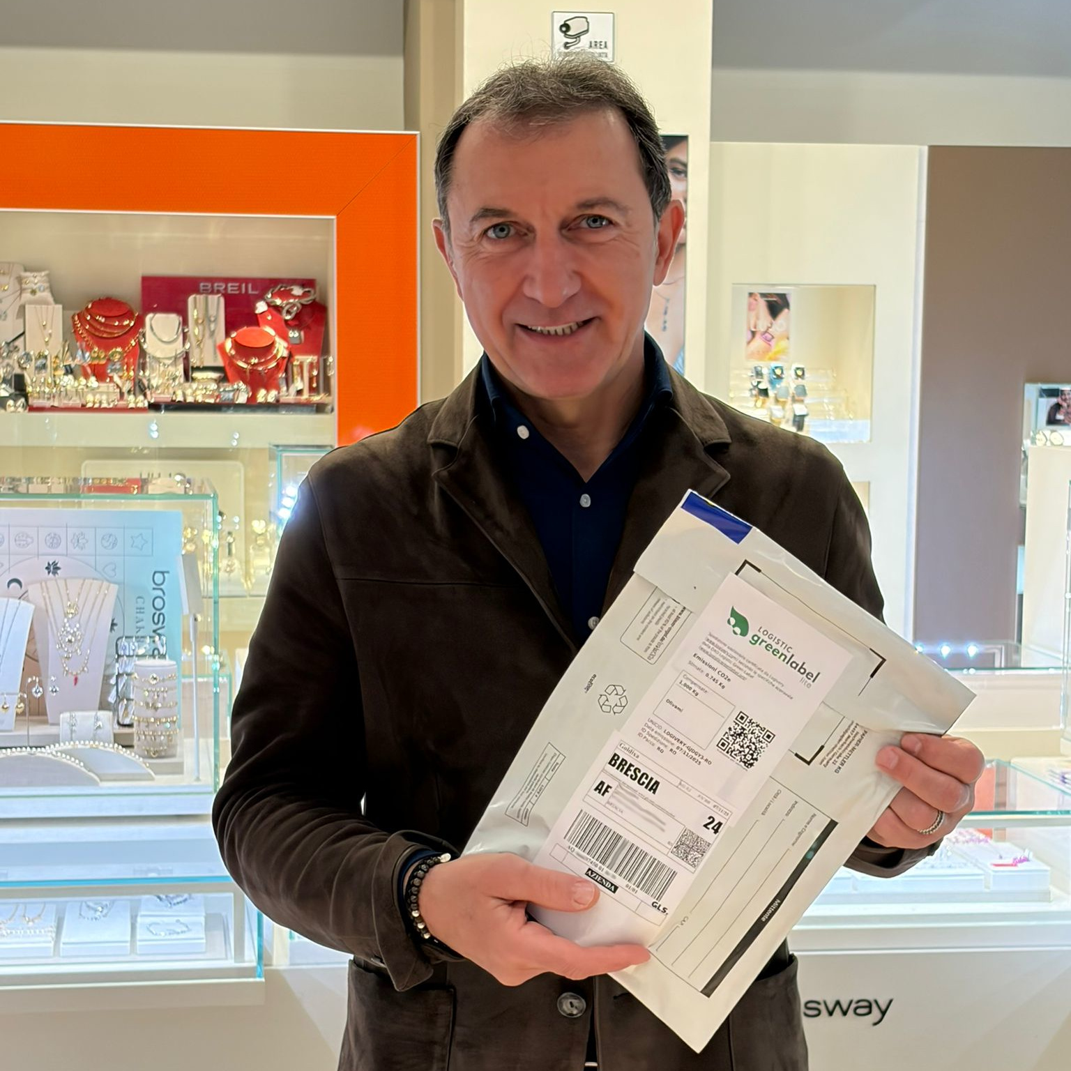 Luca Silvestri, titolare di Goldixa, che mostra la prima Logistic Green Label